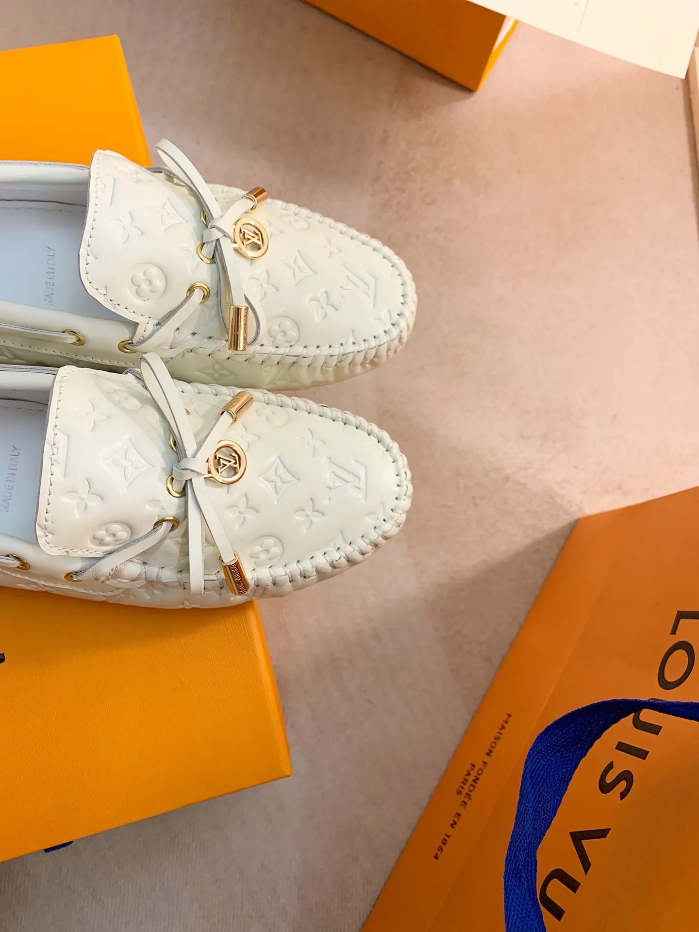 p460💰Couple model❤️🇫🇷 𝙇𝙤𝙪𝙞𝙨 𝙑𝙪𝙞𝙩𝙩𝙤𝙣 🇫🇷Louis Vuitton 2023 Classic𝓛𝓿 𝓣𝓻𝓪𝓲𝓷𝓮𝓻 Sports Series ➪➪➪¯ [Arizona Doudou Shoes Series] ▪️▪️▪️Arizona slip-on shoes are made of Monogram Eclipse canvas. Its hand-painted and dyed edges and hand-sewn uppers fully demonstrate Louis Vuitton's traditional shoemaking craftsmanship. This slip-on shoe is very lightweight. The integrated tongue and upper make it particularly comfortable and flexible. The soft outsole is equipped with rubber padding. Decorated with matching sash. Detailed features: ☑️Monogram Eclipse canvas ☑️Black Eclipse pattern ☑️Hand-painted shoe edges ☑️Hand-sewn uppers (each pair takes time to process) ☑️Integrated tongue and upper construction ☑️Outsole equipped with rubber lining ☑️size: 35_46